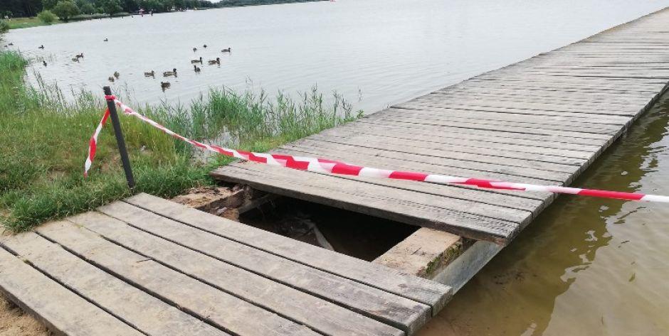 Molo nad siedleckim zalewem jest w stanie opłakanym, a sezon wakacyjny właśnie się rozpoczął... Fot. EZ 