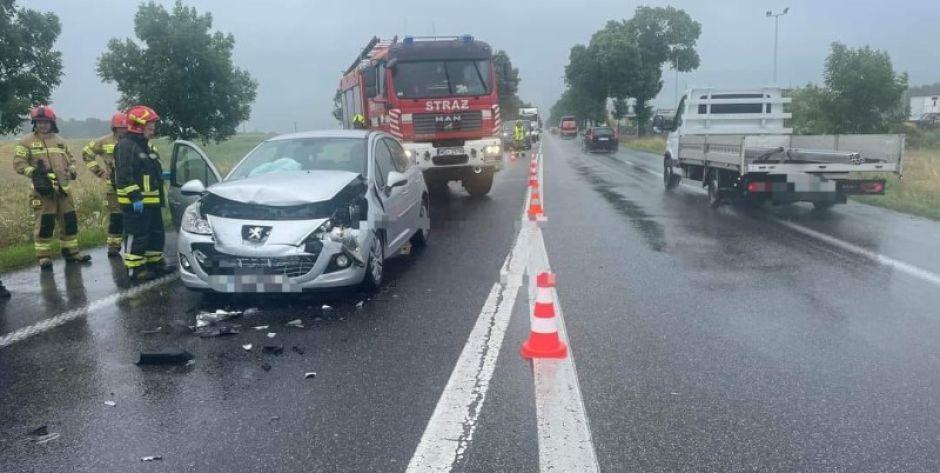 Peugeot zderzył się z bmw. Fot. Straż Zbuczyn - fot. Straż Zbuczyn