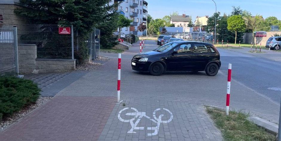 Ścieżka rowerowa to nie parking! Na ul. Nowy Świat kierowcy chyba o tym zapomnieli. Fot. Czytelnik - fot. Czytelnik
