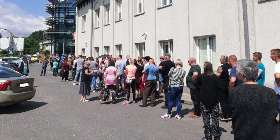 Od wielu dni pod siedzibą siedleckiego PGE ustawiają się ogromne kolejki. Fot. EZ