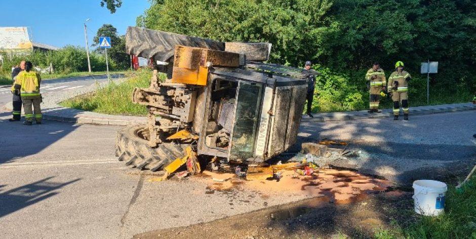 Przewrócony traktor w miejscowości Nowy Bartków. Fot. Czytelnik - fot. Czytelnik