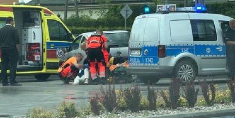 64-latka, wyjeżdżając z parkingu, potrąciła mieszkankę gminy Siedlce. Poszkodowana trafiła do szpitala. Fot. Czytelniczka  - fot. Czytelnik