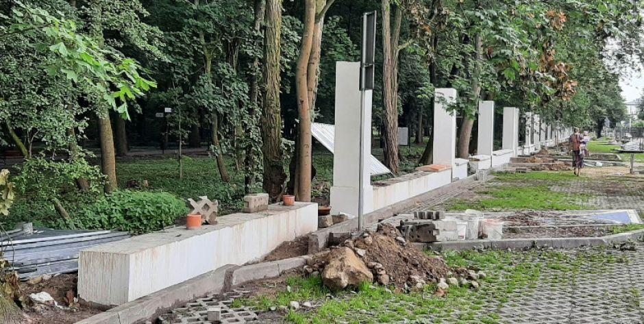 Budowa ogrodzenia parku ciągle trwa... 