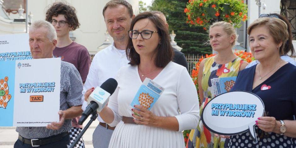 Konferencja prasowa posłów KO na Rynku Mariackim w Węgrowie.  fot. sej