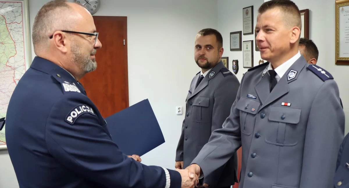 Komendant wojewódzki policji nadinsp. Waldemar Wołowiec gratuluje asp. Sebastianowi Domańskiemu.   Fot. arch. KWP zs. w Radomiu