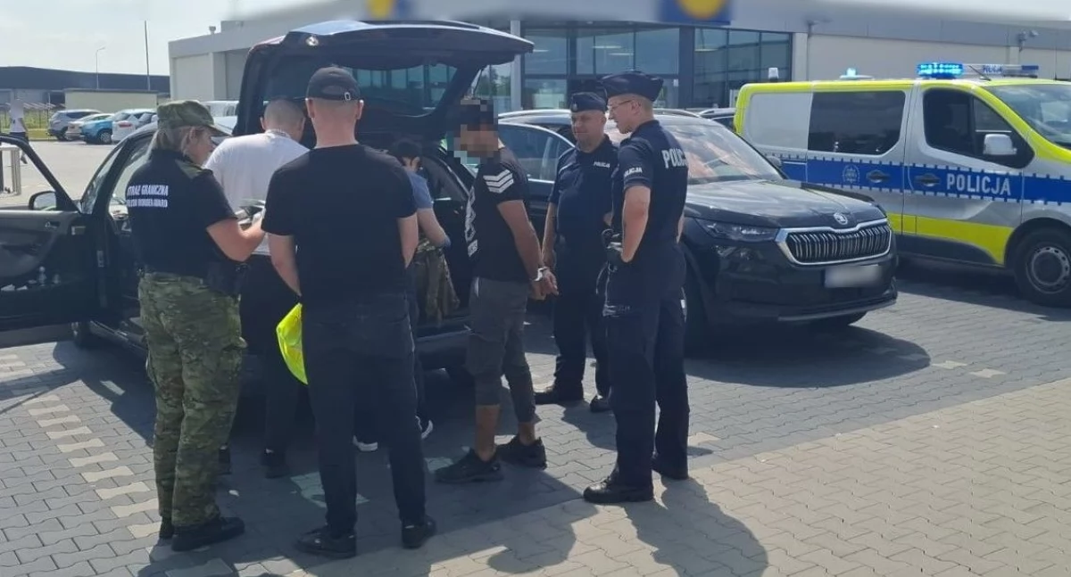 Przemytniczy kurs Citroenem. Pięciu migrantów z Afganistanu ukrytych w aucie – w tym w bagażniku - fot. Policja Garwolin