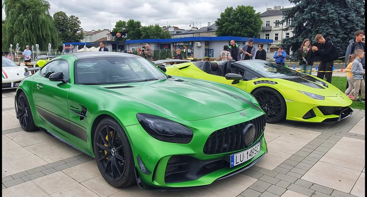 Sportowe emocje i charytatywny cel – „Supercar Taxi” na Placu Sikorskiego - fot. Aga Król