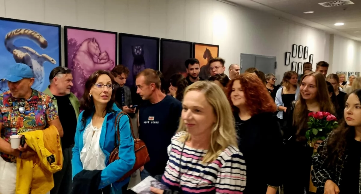 Na wernisażu było tłumnie i gwarno.   