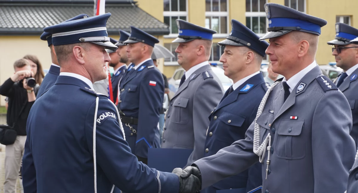 Święto Policji w Węgrowie. Insp. Jerzy Sztuc wręcza węgrowskim policjantom awanse na wyższe stopnie.  fot. sej