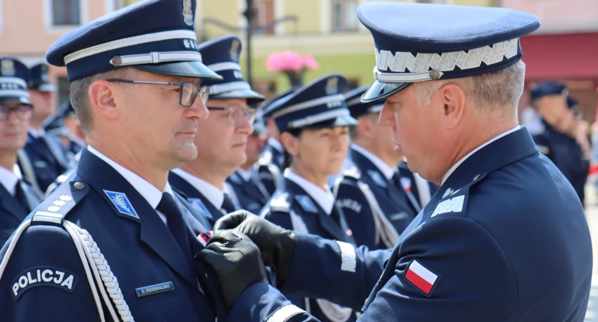 Insp. Andrzej Dziewulski, Komendant Miejski Policji w Siedlcach, został uhonorowany złotą odznaką Zasłużony Policjant. Fot. Mazowiecka policja