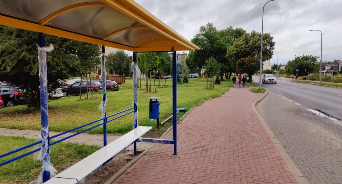 W Siedlcach trwa montaż 18 nowych wiat przystankowych w tym dwóch z panelami fotowoltaicznymi. Fot. UM Siedlce