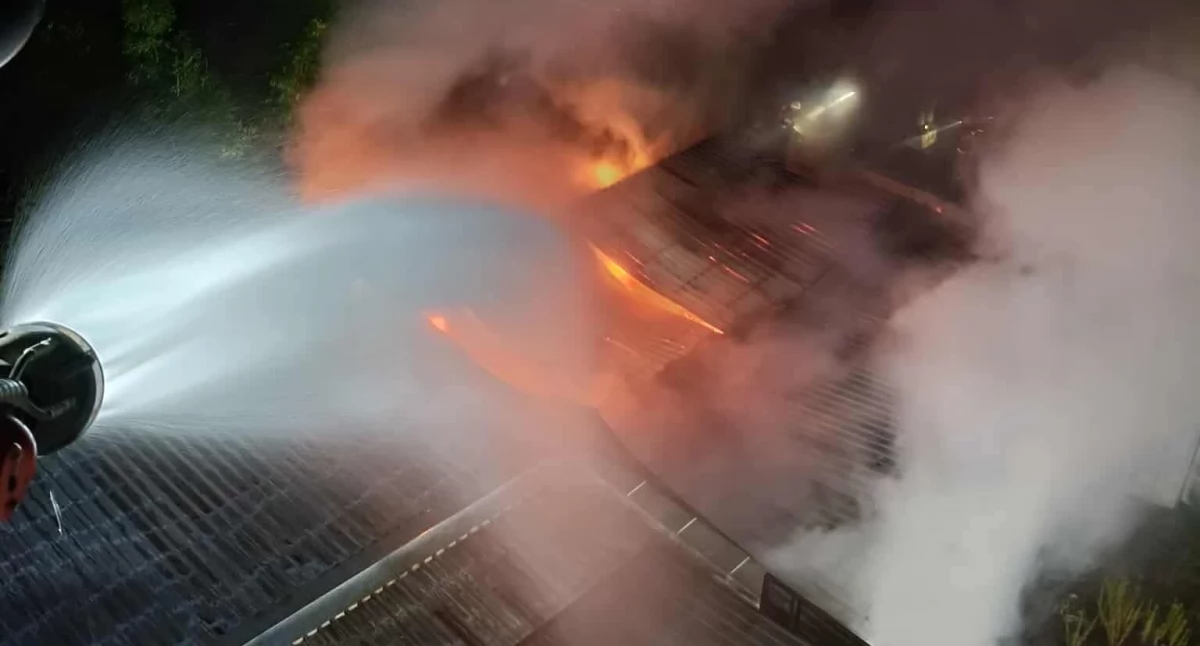 Groźny pożar hali w Kałuszynie. Na miejscu działały 23 jednostki straży pożarnej - fot. OSP Wiśniew