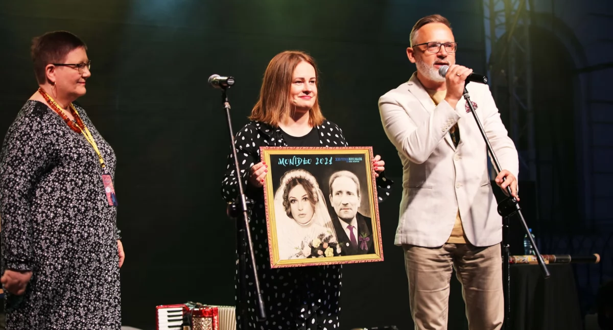 2021 rok. Joanna Kołaczkowska odbiera nagrodę 