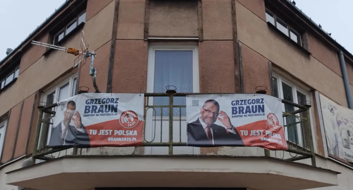 Plakaty wyborcze na jednej z kamienic w centrum miasta. Fot. KO