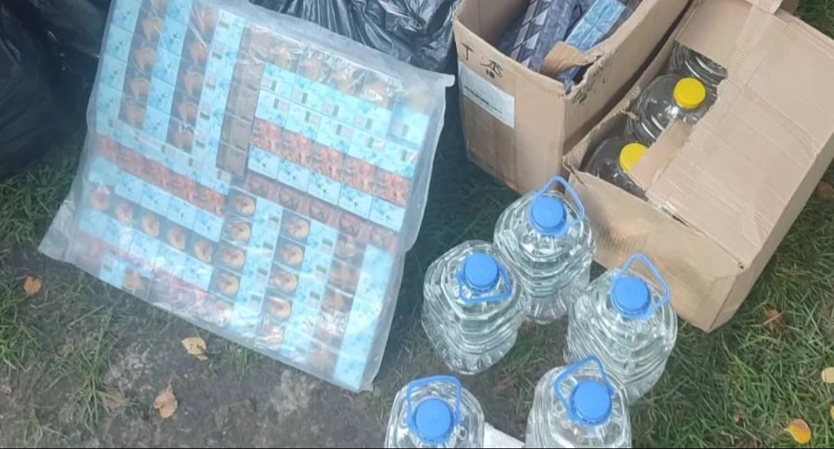 54-latka z gminy Przesmyki przechowywała znaczne ilości papierosów i alkoholu bez polskich znaków akcyzy. Fot. KMP Siedlce