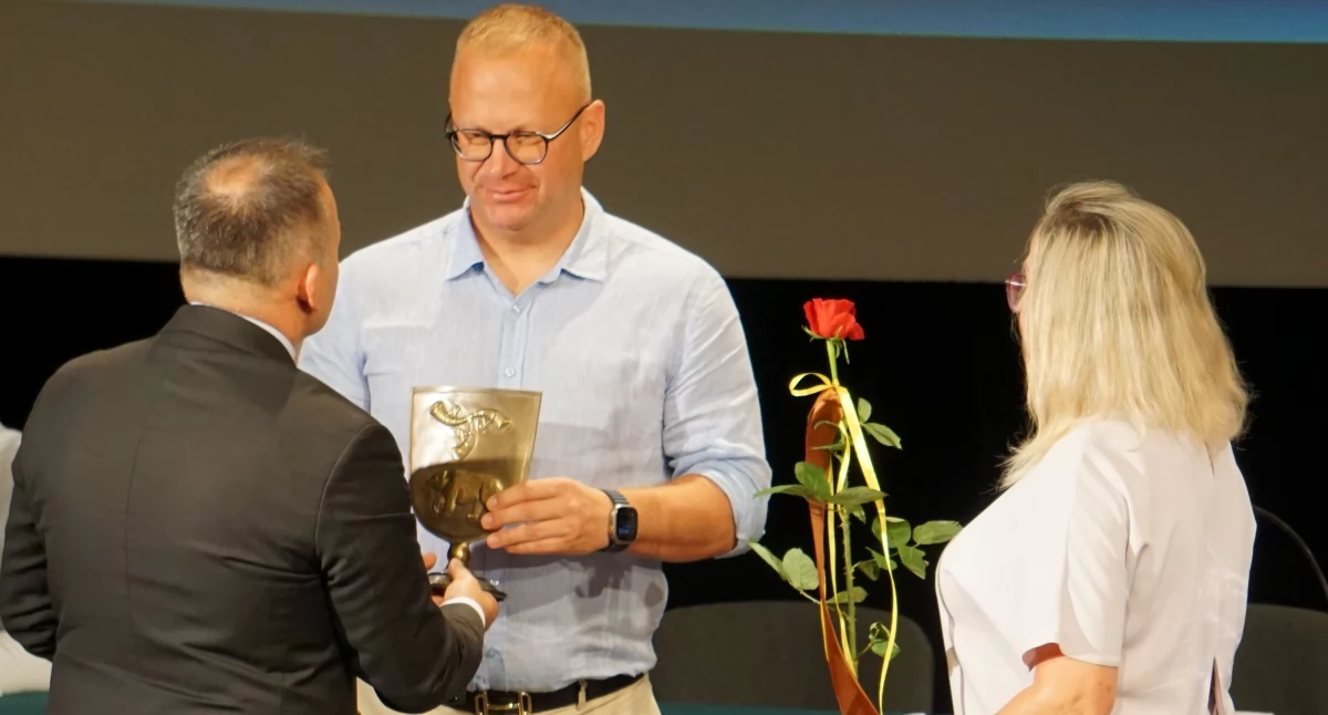 Burmistrz Paweł Marchela wręcza statuetkę 