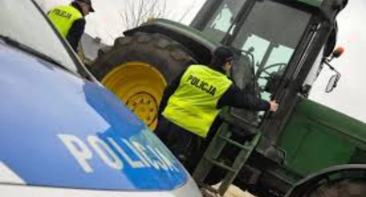 Nietrzeźwy traktorzysta z zakazem prowadzenia zniszczył ogrodzenie w Korczewie - fot. Policja Siedlce