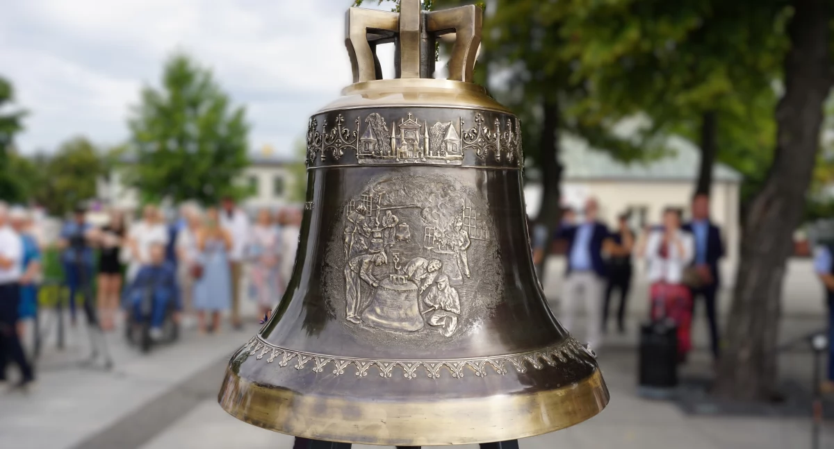 Dzwon z ludwisarni braci Kruszewskich na skwerze Romana Dmowskiego w Węgrowie. fot. sej