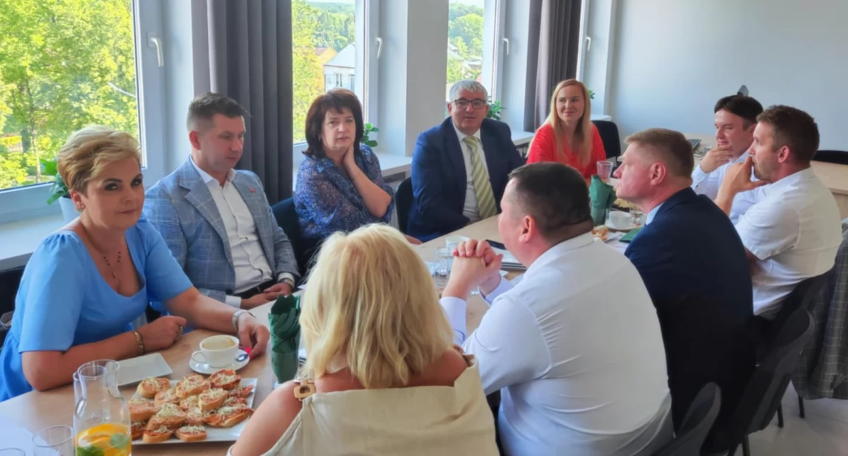 Podczas spotkania w Sarnakach samorządowcy uzgodnili plany budowy kładki pieszo-rowerowej przez rzekę Bug, fot. UG Sarnaki