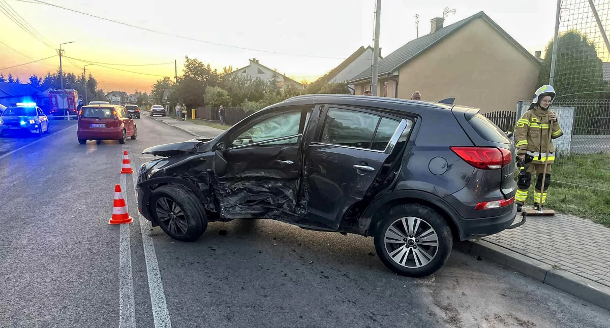 Zderzenie dwóch samochodów w Dąbiu. Jedna osoba w szpitalu - fot. ak