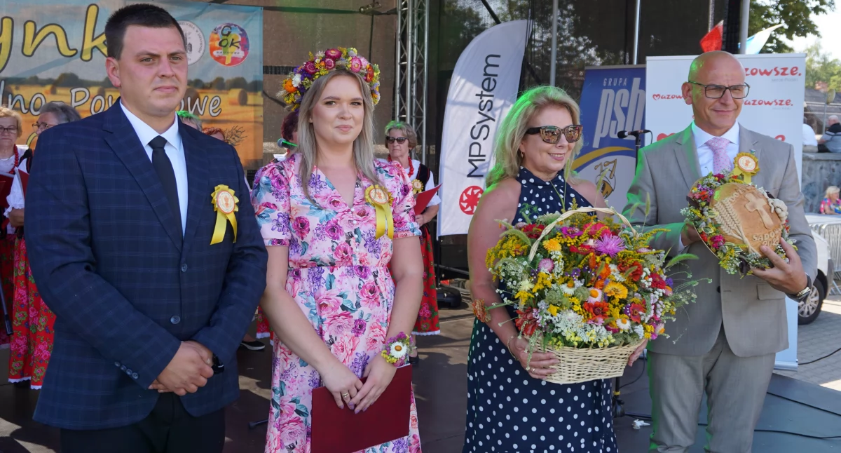 Starostowe dożynek Mateusz i Aleksandra Zasłonowie oraz gospodarze powiatu węgrowskiego i gminy Sadowne - starosta Ewa Besztak i wójt Waldemar Cyran.  fot. sej