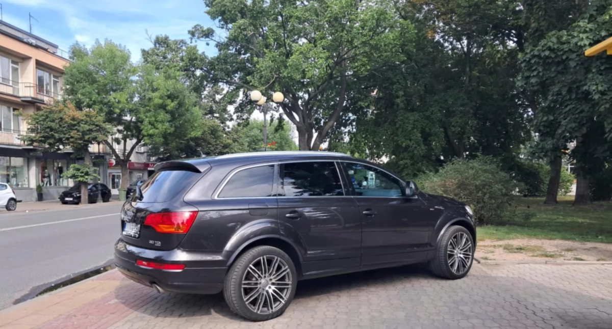 Kierowca audi zablokował chodnik przy ul. Piłsudskiego