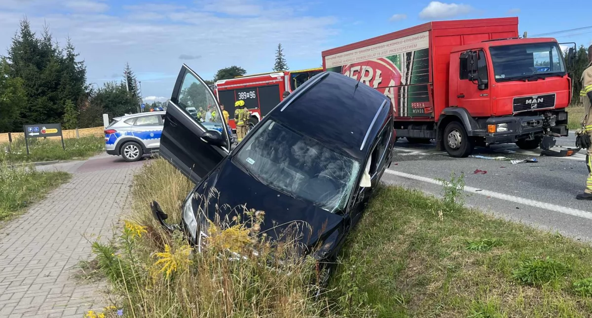 Groźny wypadek w Zbuczynie. Kobieta wyjeżdżała z parkingu, zderzyła się z ciężarówką - fot. ak