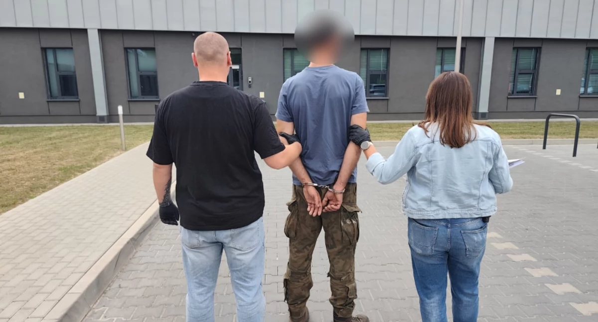 Policjanci z Mrozów zatrzymali włamywacza. Przy sobie miał kuszę i pistolet - fot. Policja MIńsk Maz.