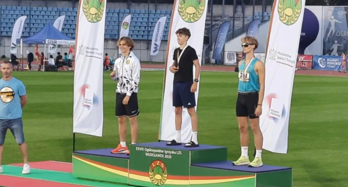 Ceremonia dekoracji Dawida Chromińskiego fot. media klubowe MKS Pogoń Siedlce