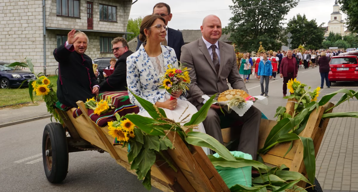 Dożynki w Radomyśli. Na pierwszym planie starostowie dożynek Martyna Borkowska i Piotr Okniński.  fot. sej