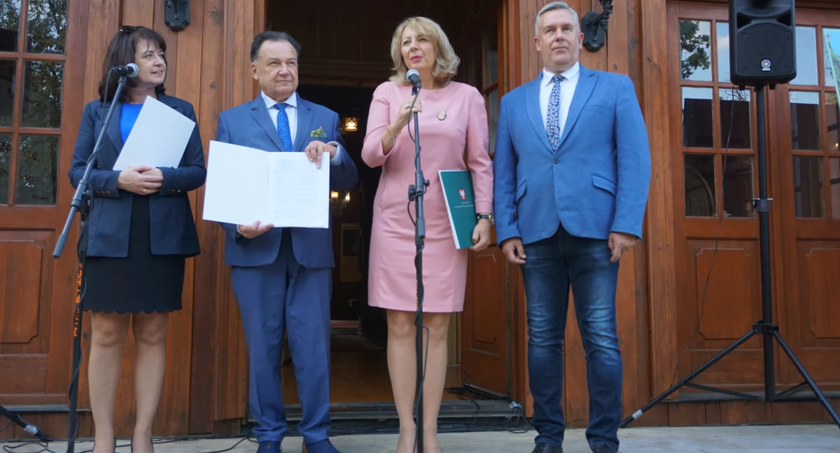 Janina Ewa Orzełowska, Adam Struzik, Eliza Czapska i Krzysztof Chabreski przed dworem w Paplinie.  fot. sej