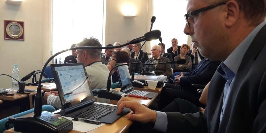 W ubiegłym tygodniu radni dostali służbowe tablety. Od tej pory nie będzie już w obiegu papierowych zawiadomień i projektów uchwał. ( fot MZ) - fot. 