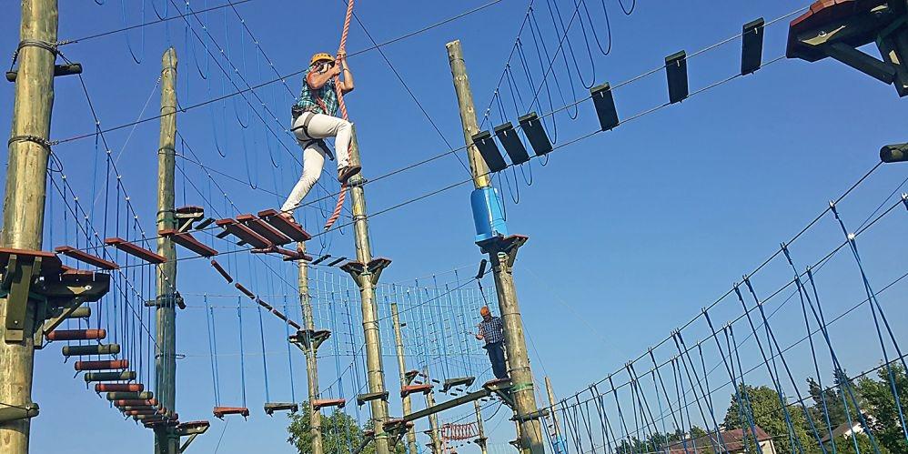 Sekretarz redakcji „TS” Mariola Zaczyńska wykonuje skok Tarzana. fot. MZ - fot. 