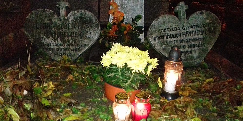 Białe i czerwone znicze stanęły na mogiłach ludzi, którzy przed laty żyli i współtworzyli miasto, a dziś się o nich już nie pamięta. O pamięć tę symbolicznie upomniało się stowarzyszenie „Alternatywa dla Łukowa”. Fot. Arch. AdŁ - fot. Arch. AdŁ