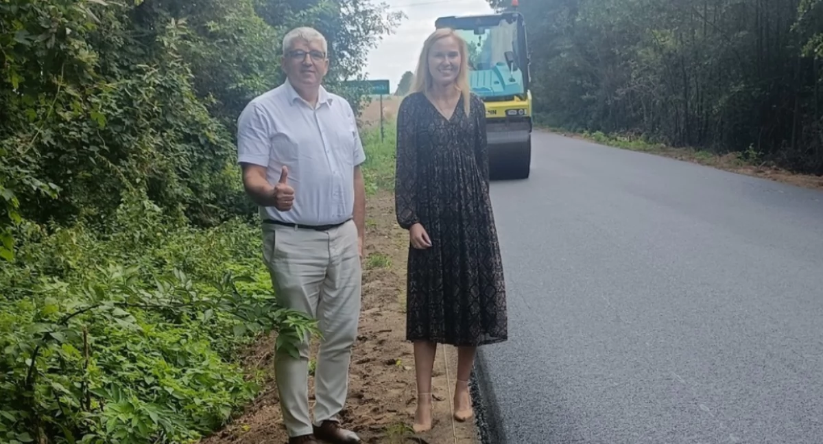 W gminie Sarnaki trwa przebudowa ponad 2,6 km drogi powiatowej. Od lewej wójt Grzegorz Arasymowicz i jego zastępca Emilia Borysiuk