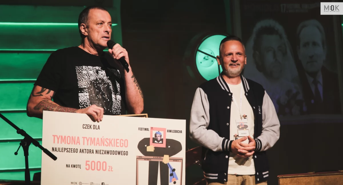 Tymon Tymański odbiera Monidło.  Fot. MDK MIńśk Mazowiecki