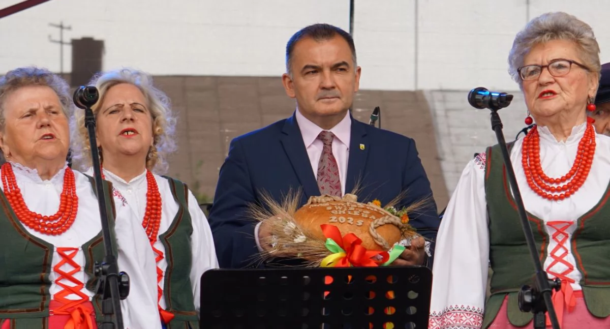 Burmistrz Paweł Marchela w otoczeniu zespołu 