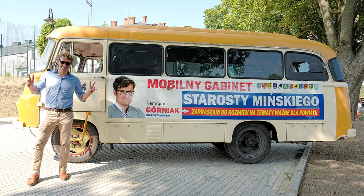  Starosta Remigiusz Górniak i jego słynny autobus w Jeruzalu. Fot. AK