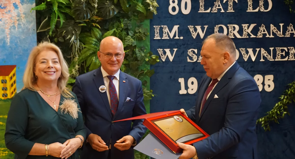 Starosta Ewa Besztak, wicestarosta Marek Renik i dyrektor LO w Sadownem Sławomir Ryszawa.  fot. sej