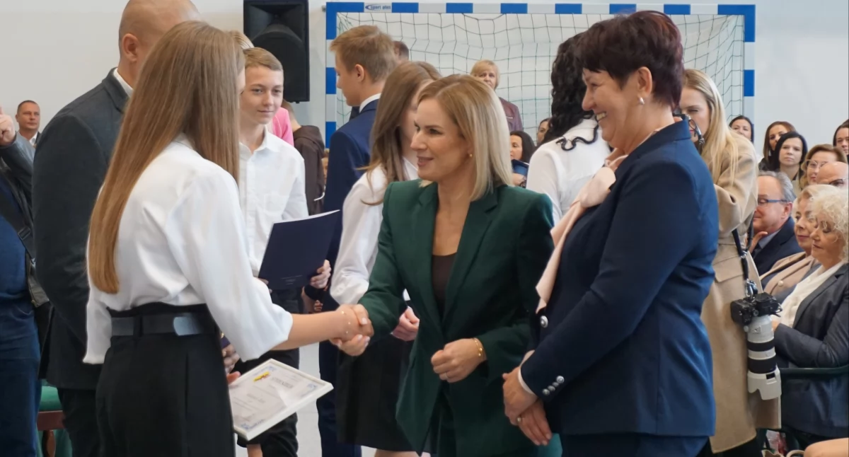 Prezydentowa Marta Nawrocka gratuluje jednej uczennic wyróżnionych stypendium wójta gminy Liw.  fot. sej