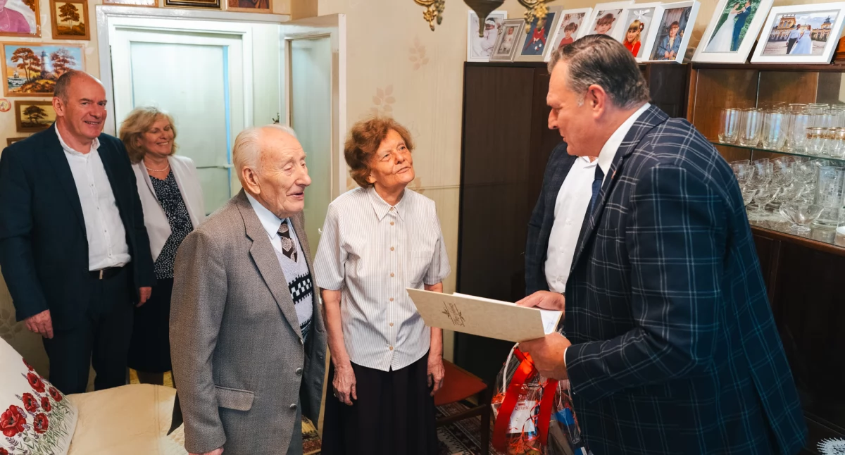 Państwo Alfreda i Roman Wierzbiccy świętowali 65-lecie pożycia małżeńskiego. (Fot. UM Siedlce) 