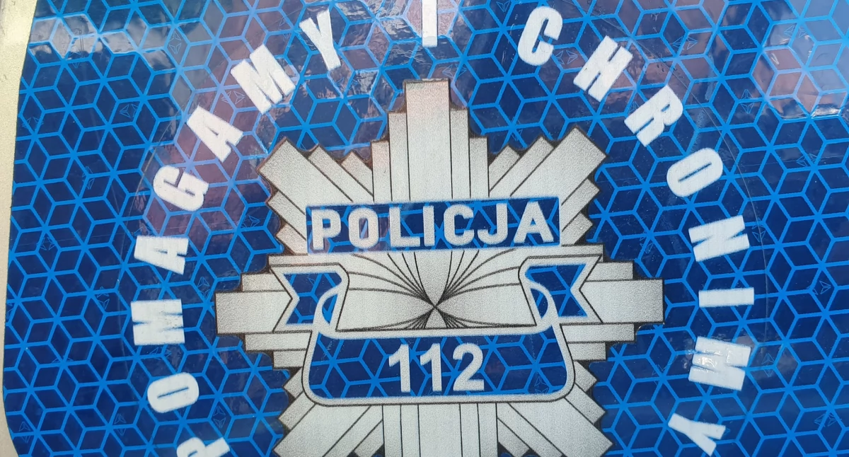 Trojanów: policjanci pomogli zziębniętemu mężczyźnie, który miał nocować na polu