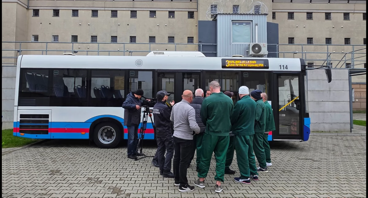 Zakład Karny Siedlce: „Cyfrowy Restart” – osadzeni uczą się smartfona, e-biletów i pisania sms - fot. Aga Król