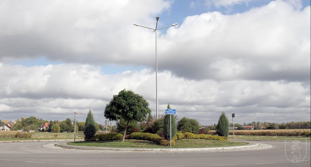 Rondo Pamięci Żydów Łukowskich znajduje się zaledwie kilkaset metrów od miejsca straceń. Fot. UM Łuków