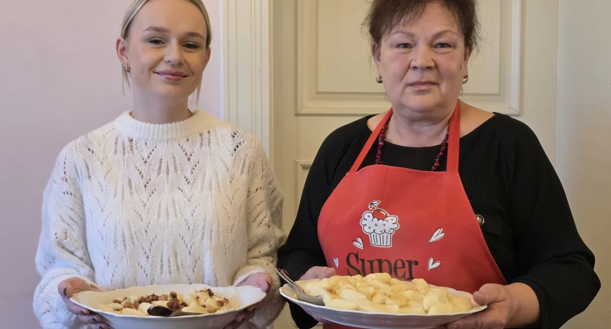 Laureatka drugiej edycji konkursu „Dobre, bo od babci - smaki dawnego Mazowsza” w towarzystwie wnuczki prezentują zwycięską potrawę - kopytka z serem fot. Aga Król