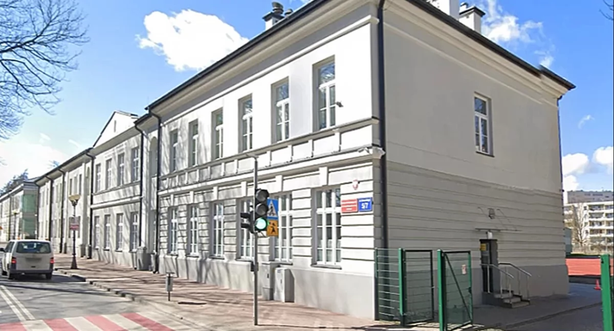 W „Jedynce” od 1 października zatrudnione są cztery asystentki  międzykulturowe, które pomagają uczniom z Ukrainy. Fot. google maps