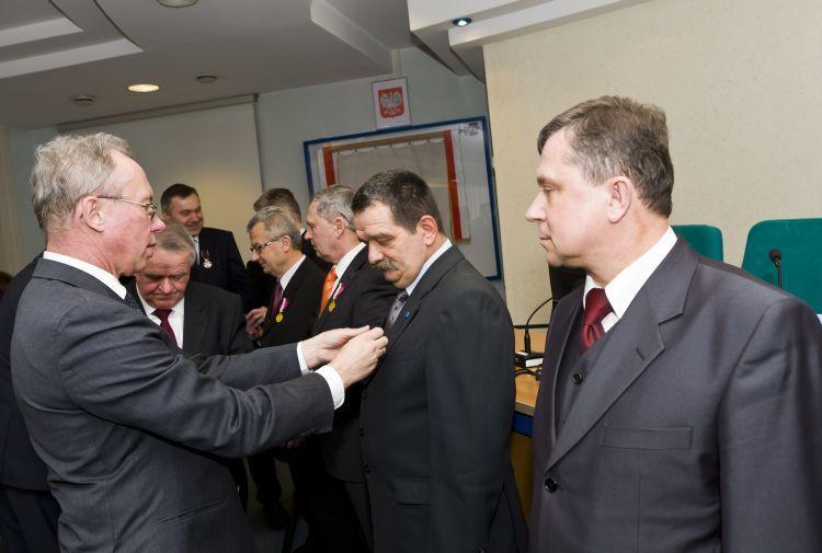 Wojewoda Jacek Kozłowski dekoruje Andrzeja Grzywacza.  Fot. Janusz Mazurek - fot. 