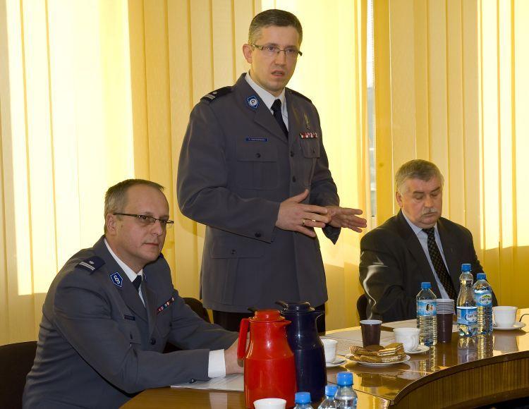 – Sposobem na doskonalenie pracy policji jest także doskonalenie struktury 
– przekonywał podisp. Rafał Batkowski (w środku). Obok R. Batkowskiego: 
komendant miejski policji w Siedlcach, Marek Fałdowski i starosta Zygmunt Wielogórski. Fot. J. Mazurek - fot. 