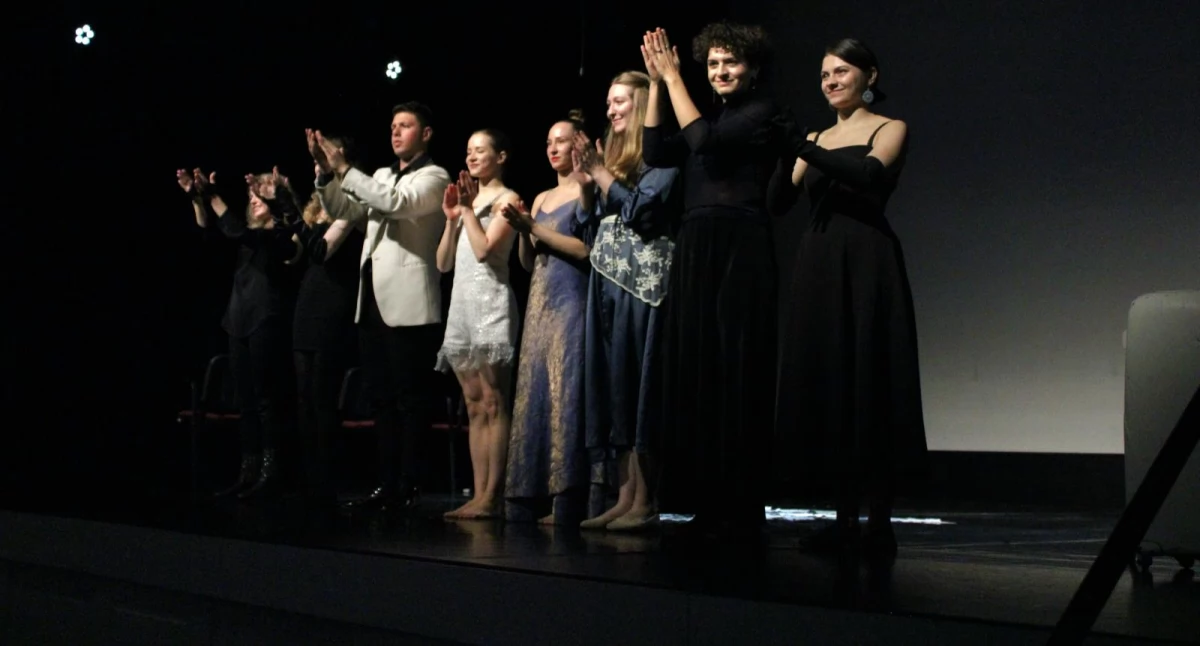 Kino/Teatr, Ukraińscy artyści przejmującym występie scenie - zdjęcie, fotografia