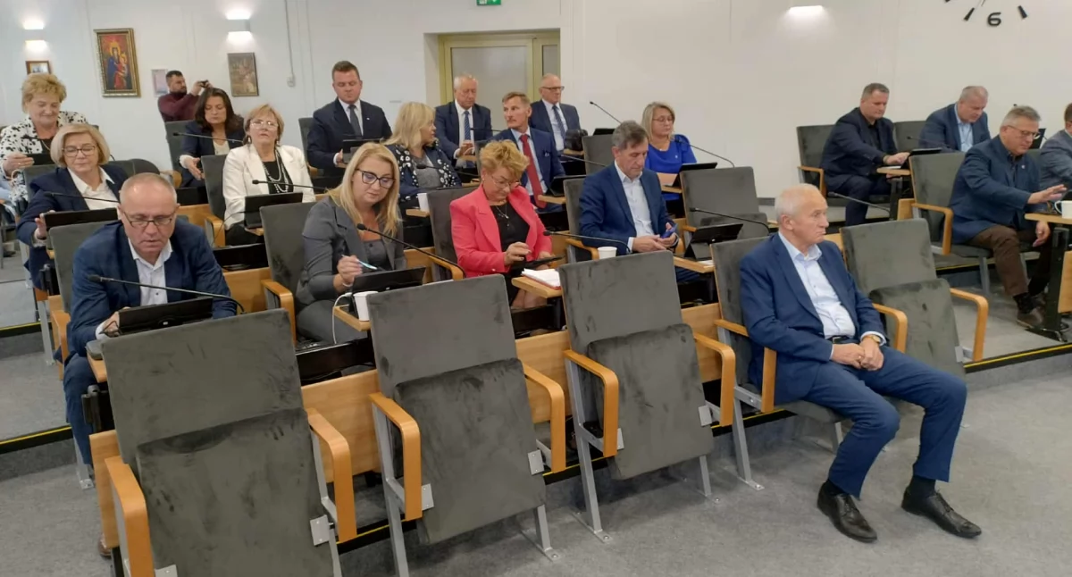 Radni jednogłośnie przyjęli uchwałę sprzeciwiającą się likwidacji siedleckiego zakładu linii kolejowych. Fot. KO 
